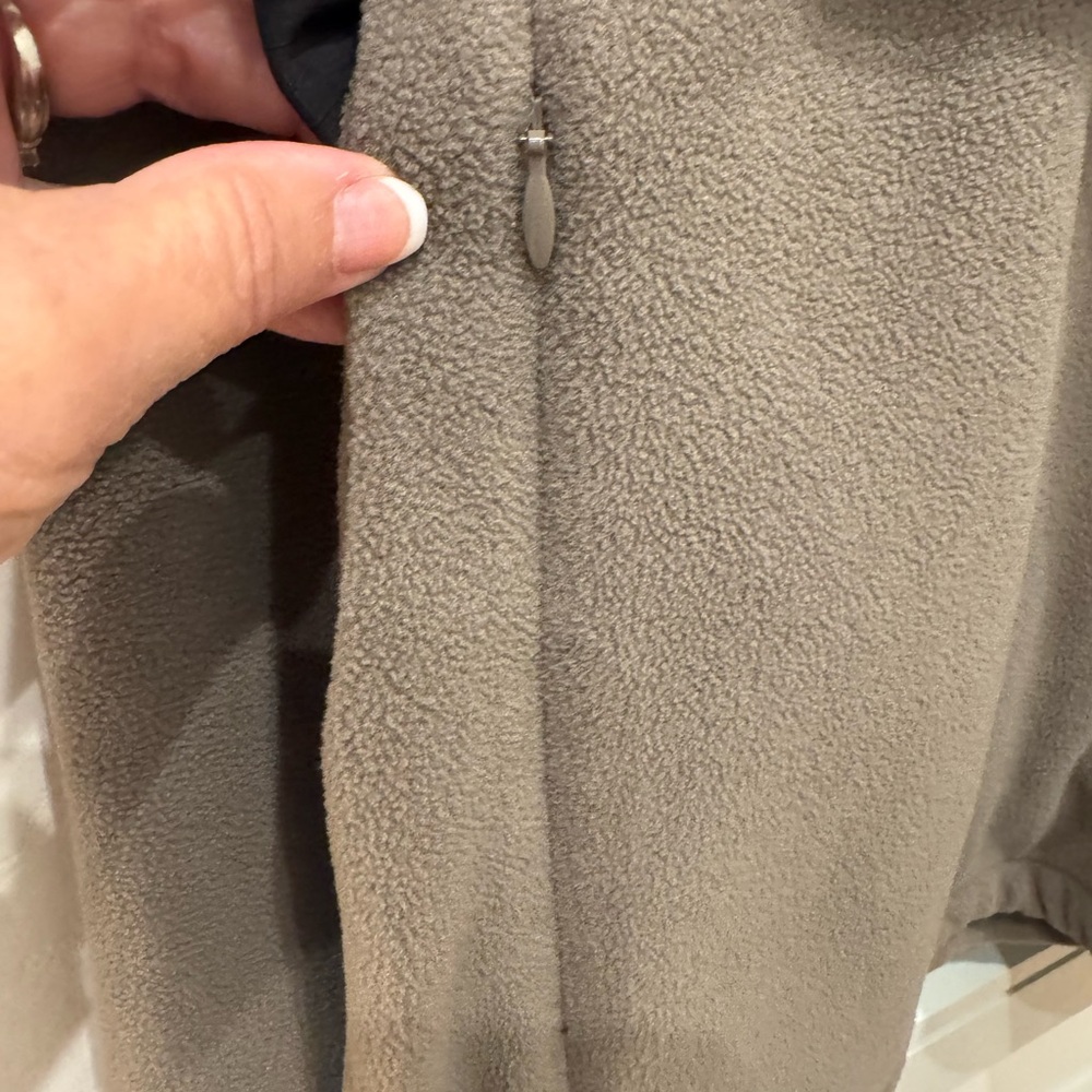 ALO Yoga Men's Performance Jacket in Taupe and Black - Picture 7 of 9